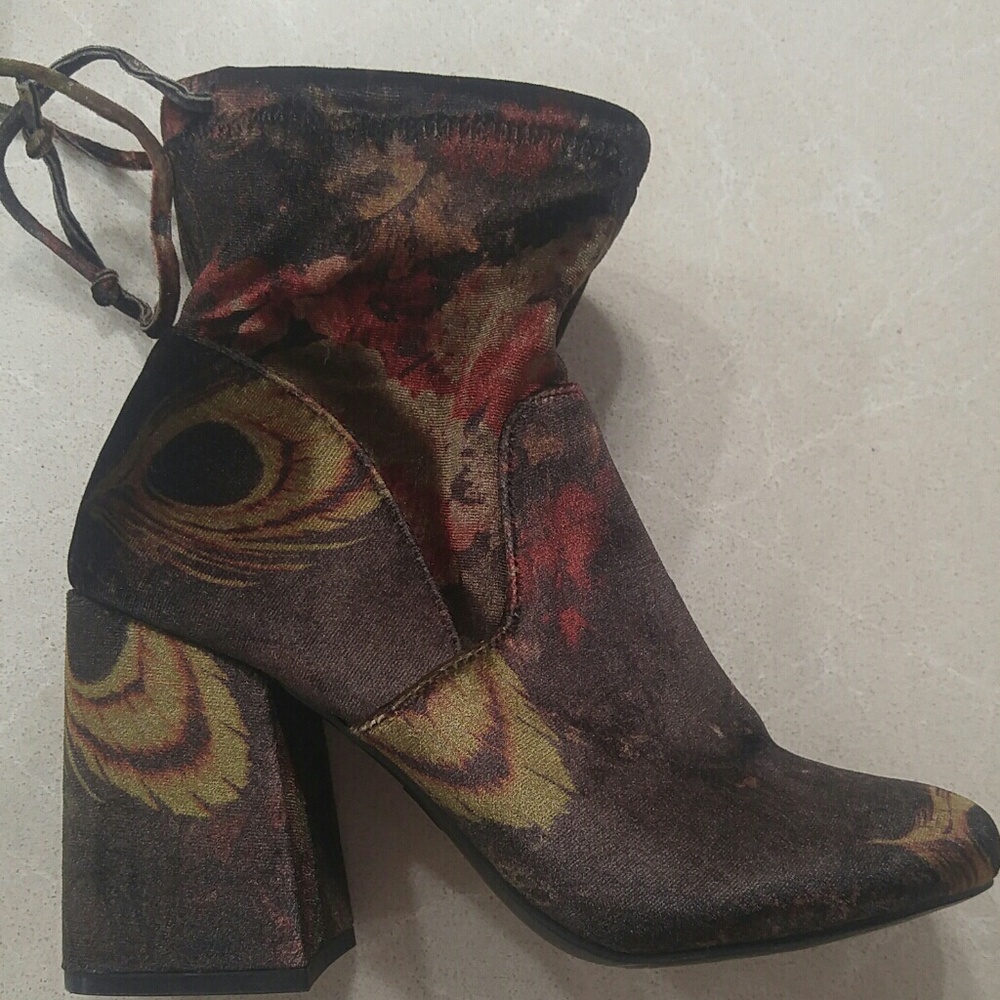 Velour peacock design soft brown red tan boots 7